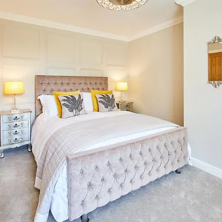 Host & - Finch House * Stokesley