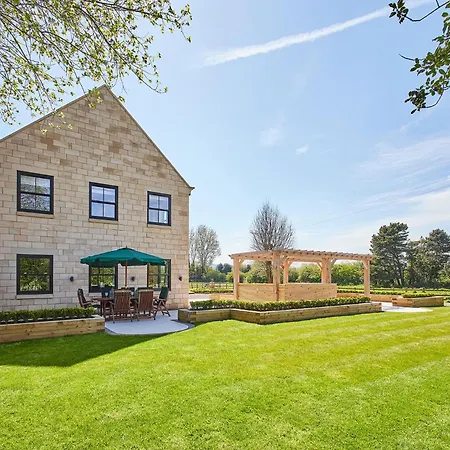 Host & - Finch House Holiday home *