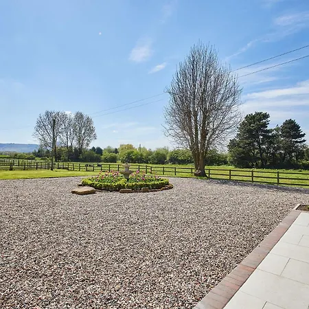 Host & - Finch House Holiday home